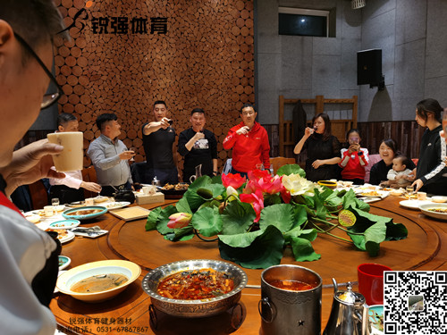 员工聚餐.jpg 员工聚餐.jpg